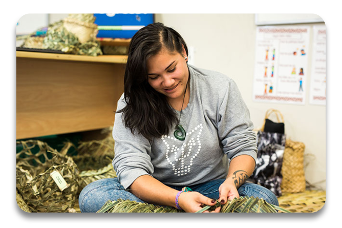 Ngaa Mahi aa te Whare Pora course. A tauira is weaving